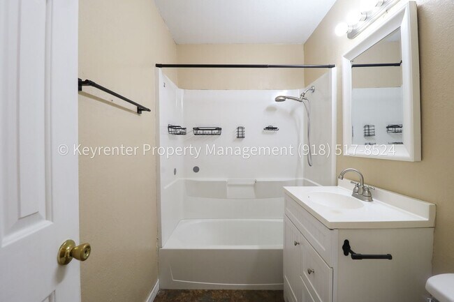 Building Photo - 2 Bed 1 Bath Tulsa - Move-in Ready!