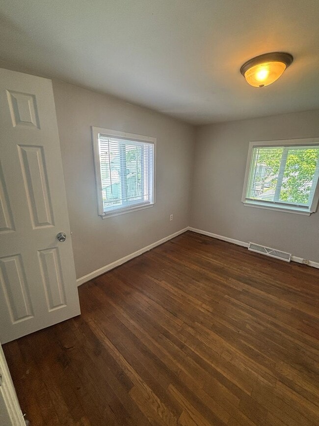 Building Photo - 1 Bedroom Apartment