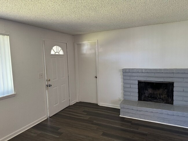 Building Photo - 2 bedroom 1 bath duplex with a garage!