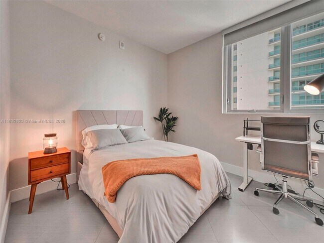 Building Photo - 1300 Brickell Bay Dr