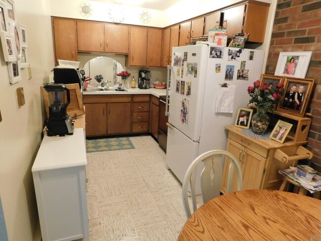 Building Photo - AVAILABLE NOW! Exceptional centrally located One bedroom Millcreek Apartment near LECOM One bedro...