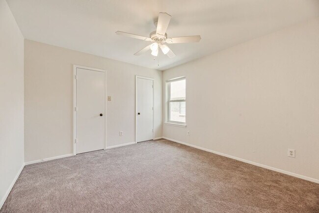 Building Photo - Completely Remodeled Triplex Unit 2 bed 1.5 just minutes from downtown Grapevine!