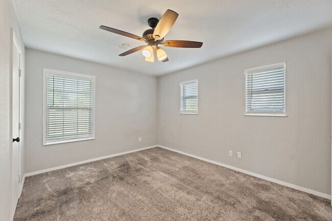 Building Photo - 8009 Northbrook Dr