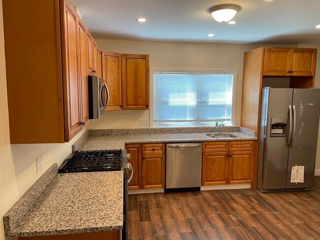 Building Photo - 19 Carmen St