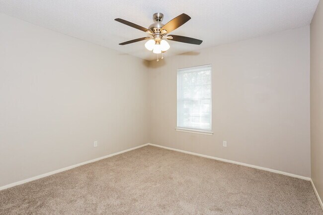 Building Photo - 1307 Columbine Ct