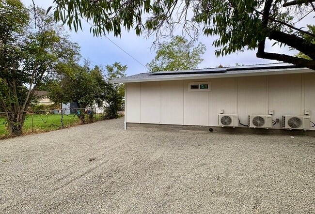 Building Photo - Beautiful 2-bedroom 1 bathroom in Roseville!