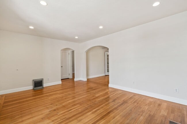 Building Photo - 135 Anza Way