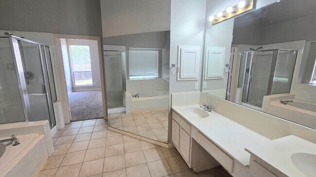 Building Photo - 4101 Pinewood Dr