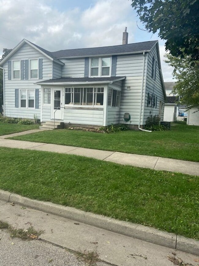 Building Photo - Beautiful 3 bed / 1 bath home on corner lot with attached garage in quiet Sparta neighborhood!