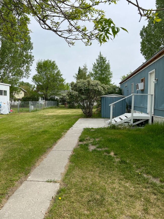 Building Photo - 2 bed, 1 bath Manufactured Home in the Mill Hollow Community!