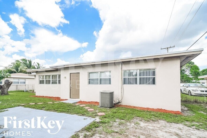 Building Photo - 559 W Campus Cir