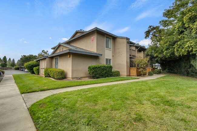 Building Photo - Great 2 Bedroom Condo in Gated Community