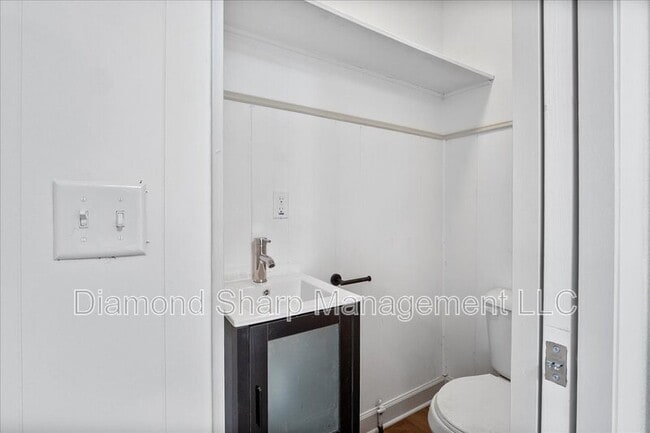 Building Photo - 807 Estate Dr