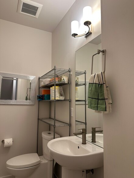 Building Photo - 152 21st Ave E