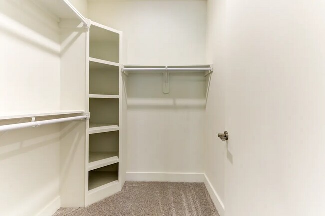 Building Photo - Now Leasing: ½ Month FREE Rent Available