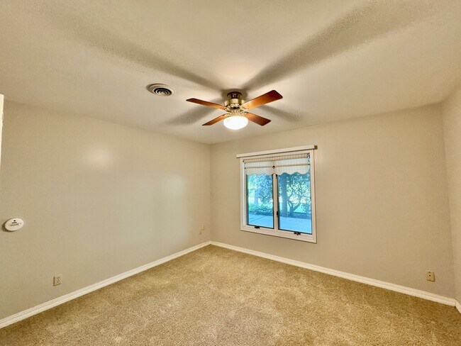 Building Photo - 212 Talah Ln