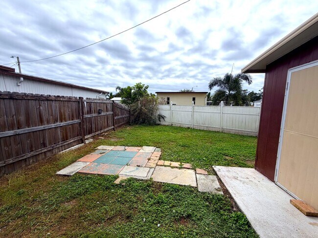 Building Photo - OVERSIZED 2/2 IN QUIET NEIGHBORHOOD!