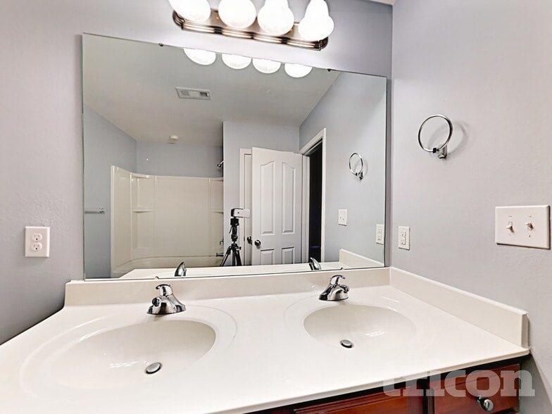 Building Photo - 311 Lind Point Ln