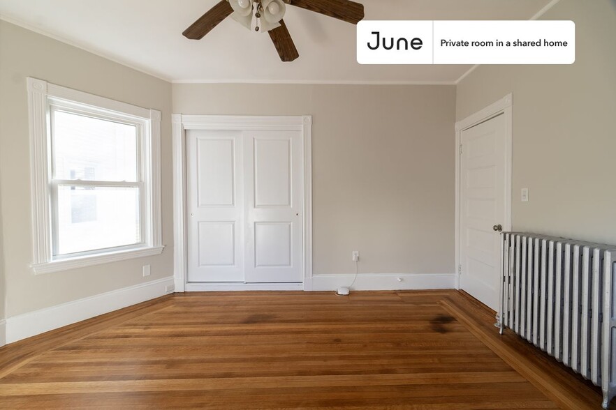 Building Photo - Private bedroom in 5 bed/2 bath Home
