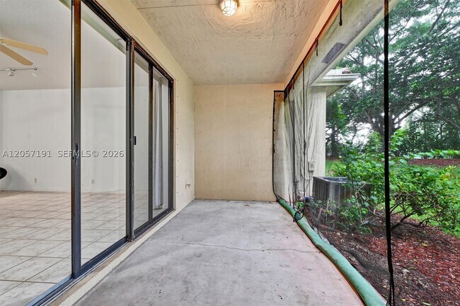 Building Photo - 3897 Tree Top Dr
