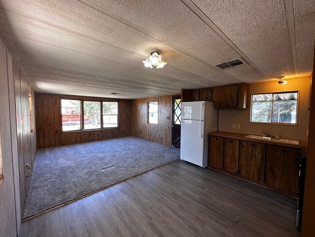 Building Photo - 2 Bedroom 1 Bathroom Home