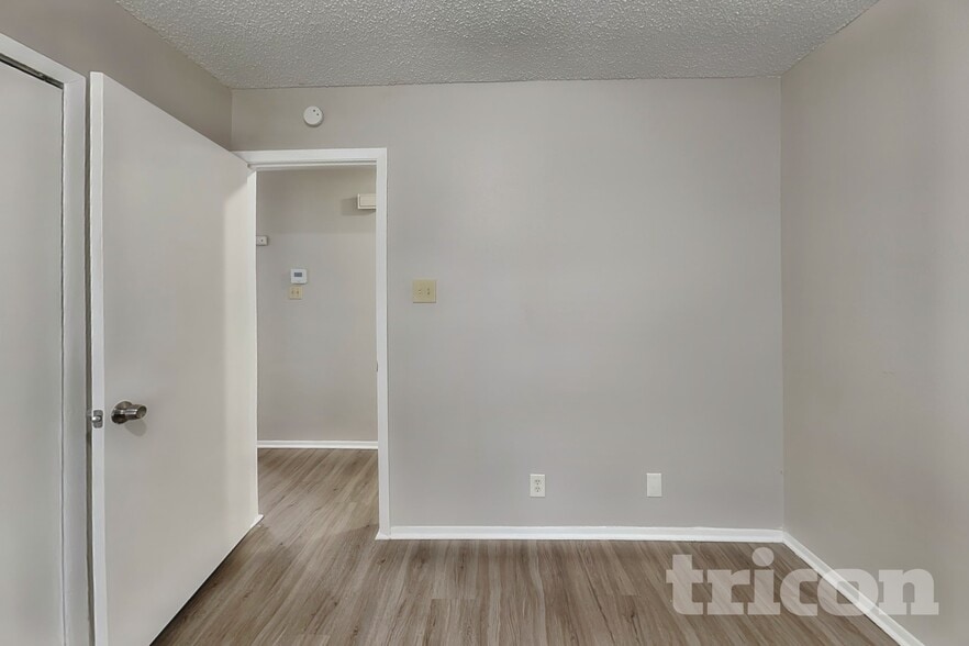 Building Photo - 7527 Ledgebrook Dr