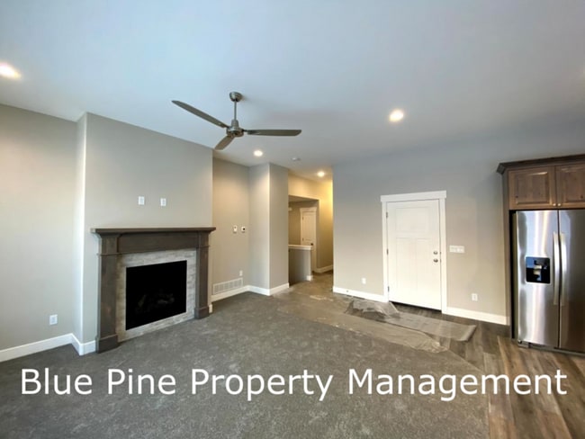 Building Photo - 1000 Sloane Wy