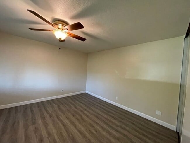 Building Photo - Updated 3 bedroom, 2.5 bath, 2 story townh...