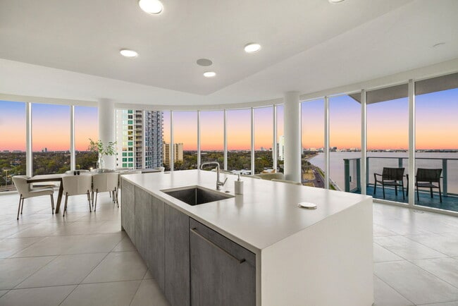 Building Photo - 2900 W Bay to Bay Blvd