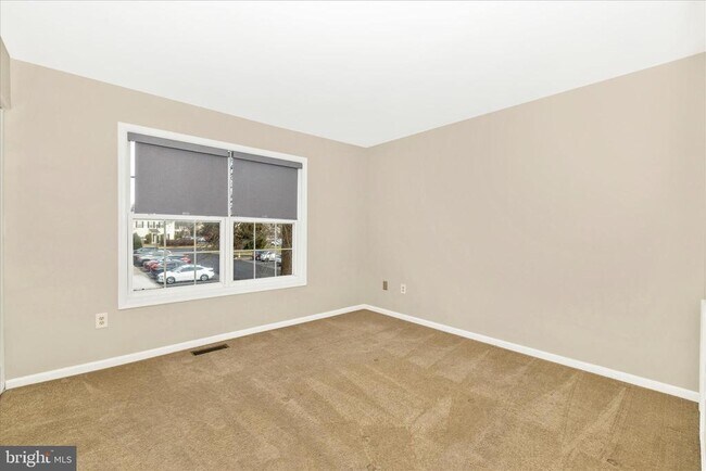 Building Photo - 584 Cotswold Ct