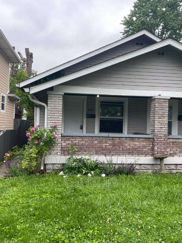 Primary Photo - 890 N Gladstone Ave