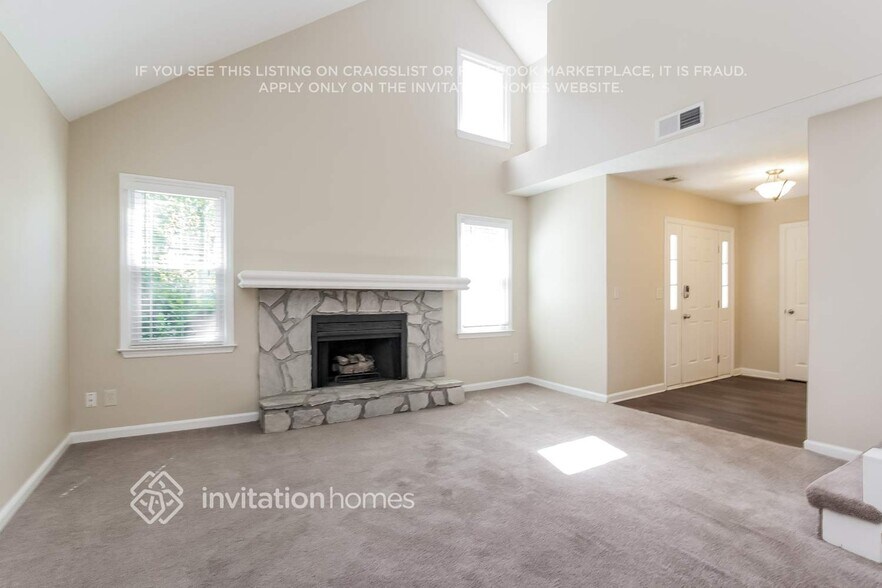 Building Photo - 10960 Pinehigh Dr