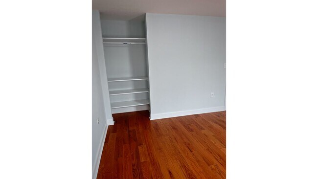 Building Photo - 808 1/2 Eynon St