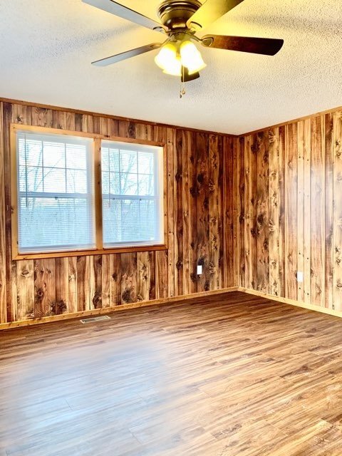 Building Photo - 3-Bedroom Woodlawn Retreat with Gleaming Hardwoods & Spacious Layout!