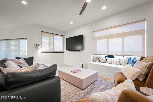 Building Photo - 739 Spinnakers Reach Dr