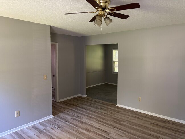 Building Photo - 807 Miriam Ave