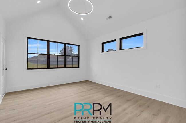 Building Photo - 938 Benchmark Dr