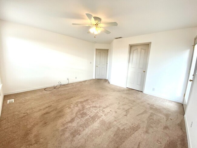 Building Photo - 3 Bed 2 Bath Single Level Home with 3 Car ...