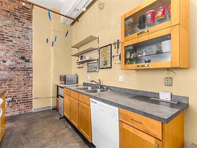 Building Photo - 1777 E 39th Ave