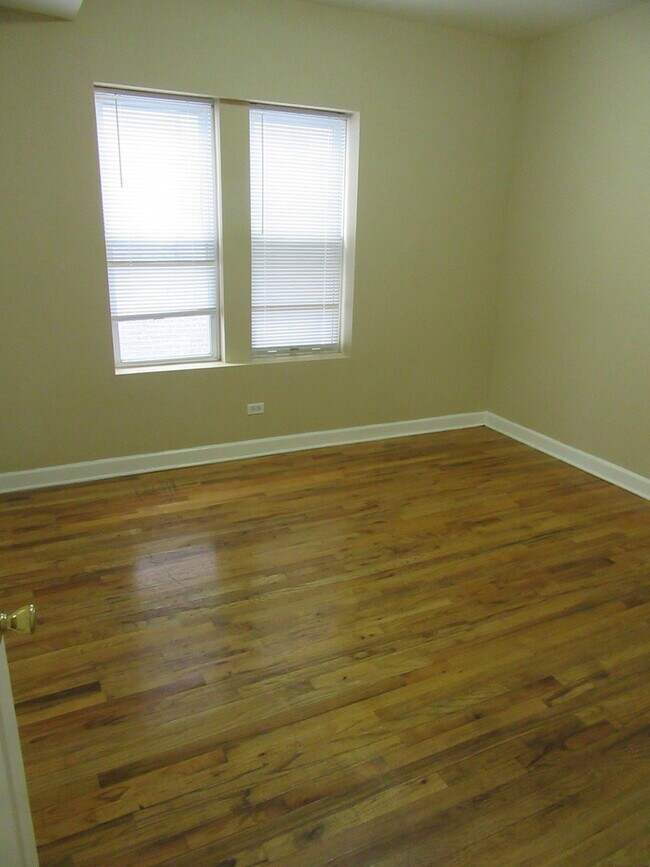 Building Photo - 2251 W Rosemont Ave