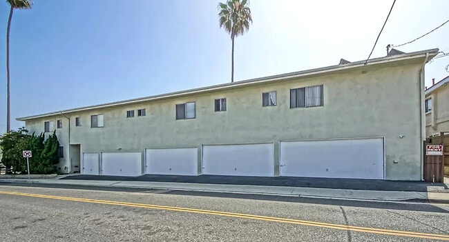 Building Photo - 1900 Rockefeller Ln