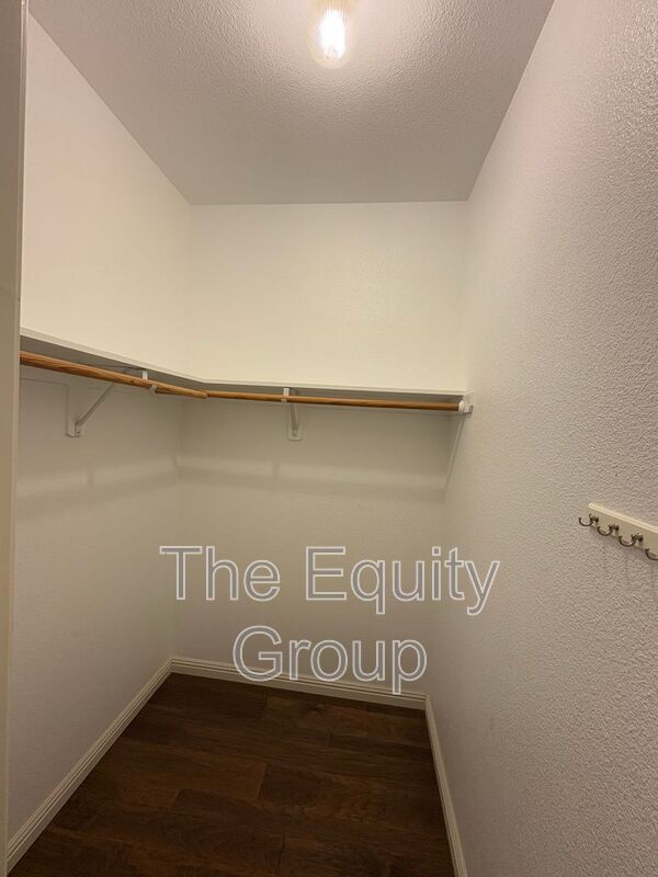 Building Photo - 2650 W Oakridge Ave