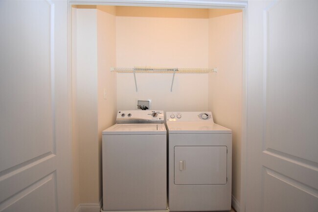 Building Photo - Fantastic 3 Bedroom 2.5 Bathroom Townhouse in KING FARM!