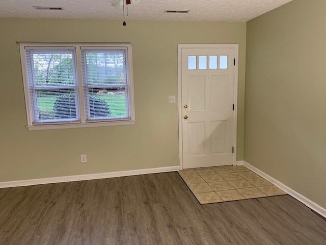 Living Room - 1507 Traylor Ln