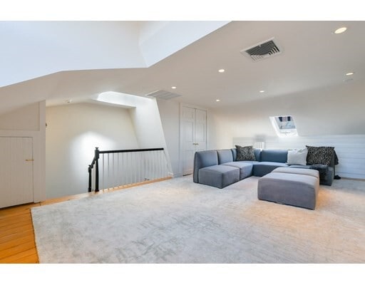 Building Photo - 61 Chestnut St