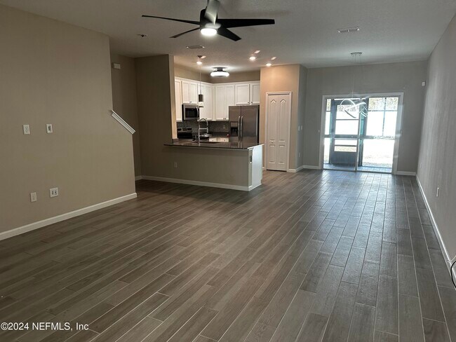 Building Photo - 7371 Palm Hills Dr