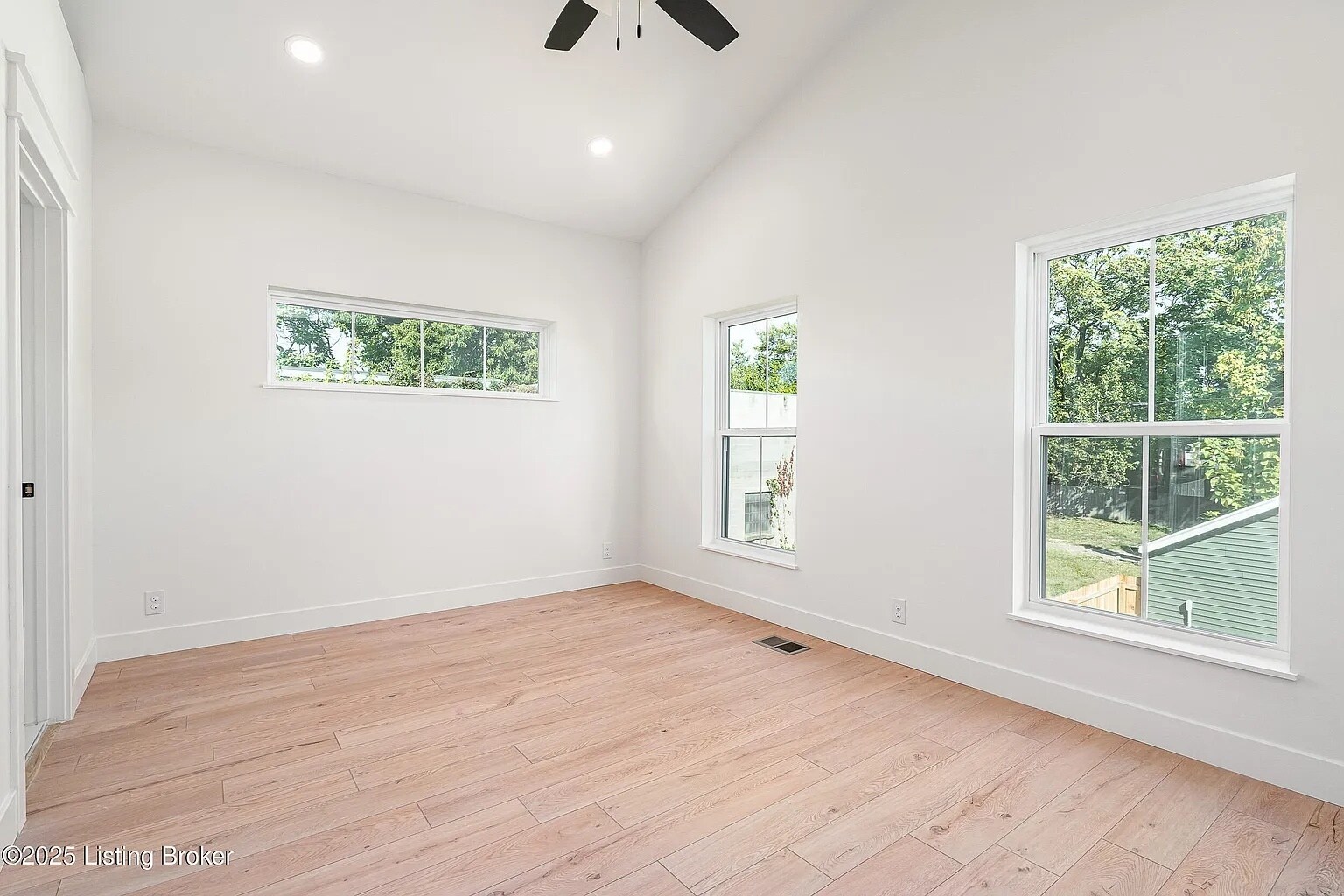 Building Photo - 935 E Madison St