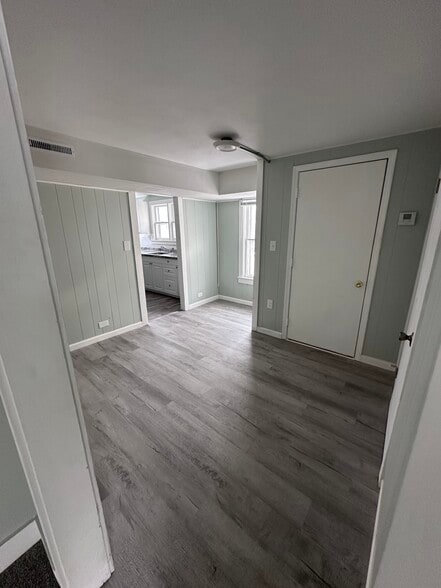 Building Photo - 358 S 6th St