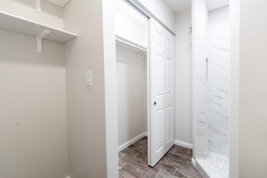 Building Photo - 582 Douglas St