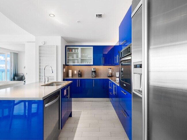 Building Photo - 3101 Bayshore Dr